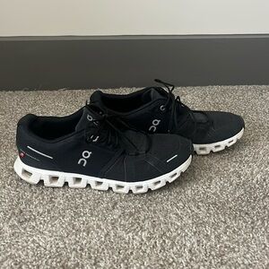 Women’s on cloud sneakers size 9